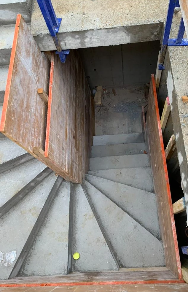 Escalier tournant en béton après décoffrage