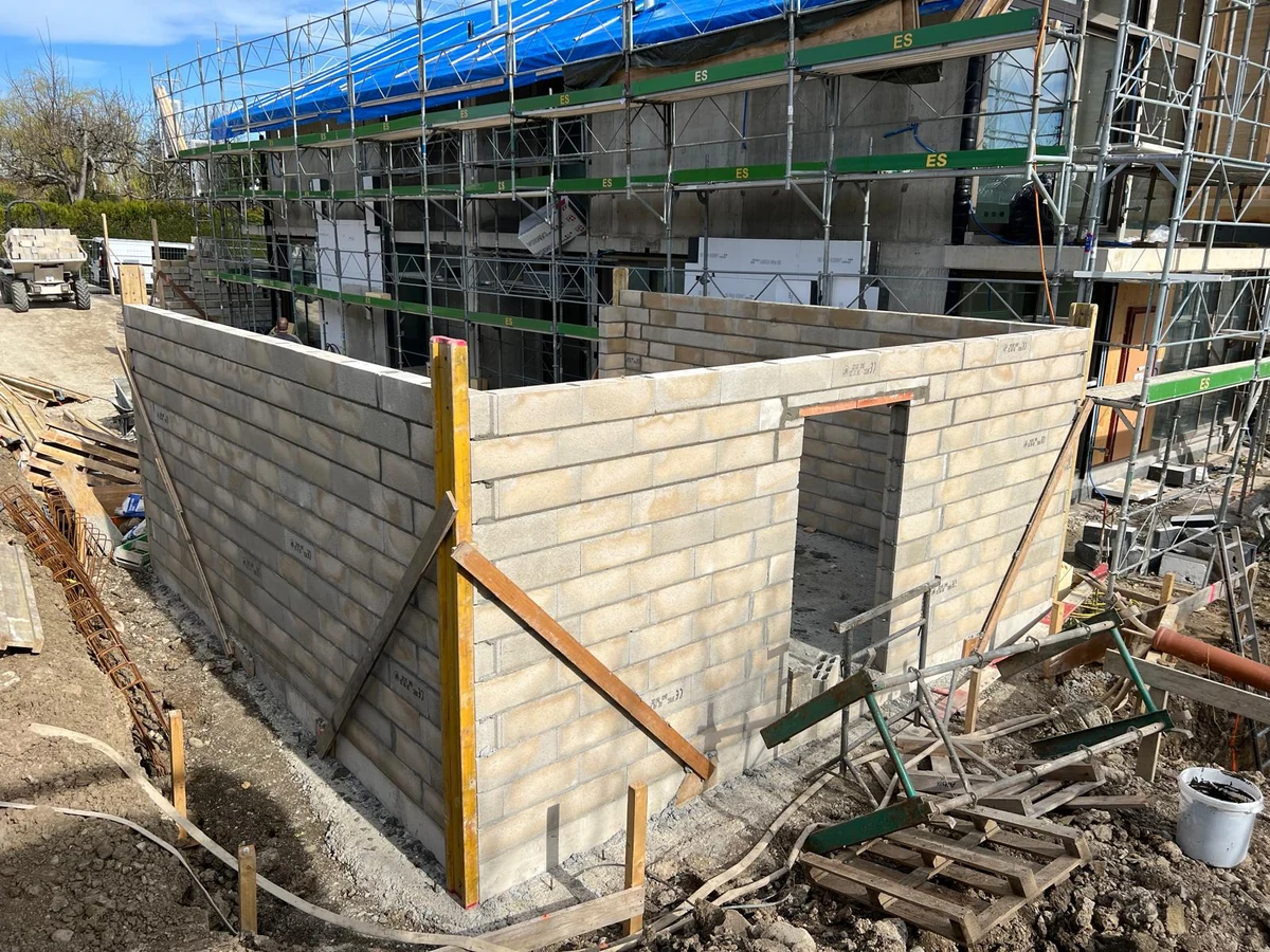 Murs en blocs maçonnés et ouverture de porte sur un chantier