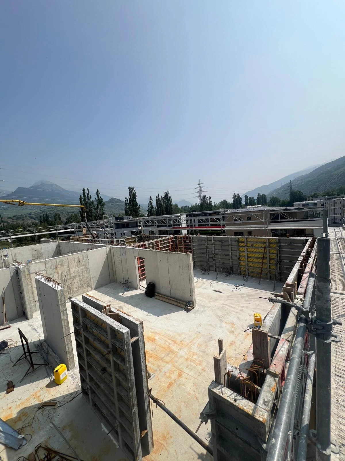 Vue d’ensemble des voiles en béton et coffrages à un étage du bâtiment