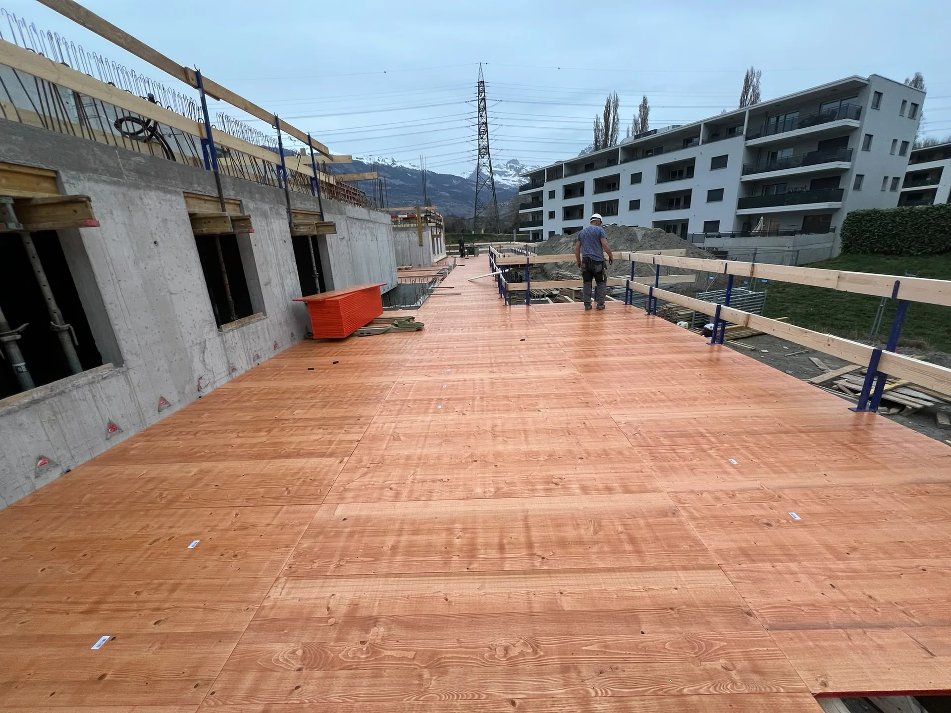 Plancher de coffrage en bois et équipe au travail